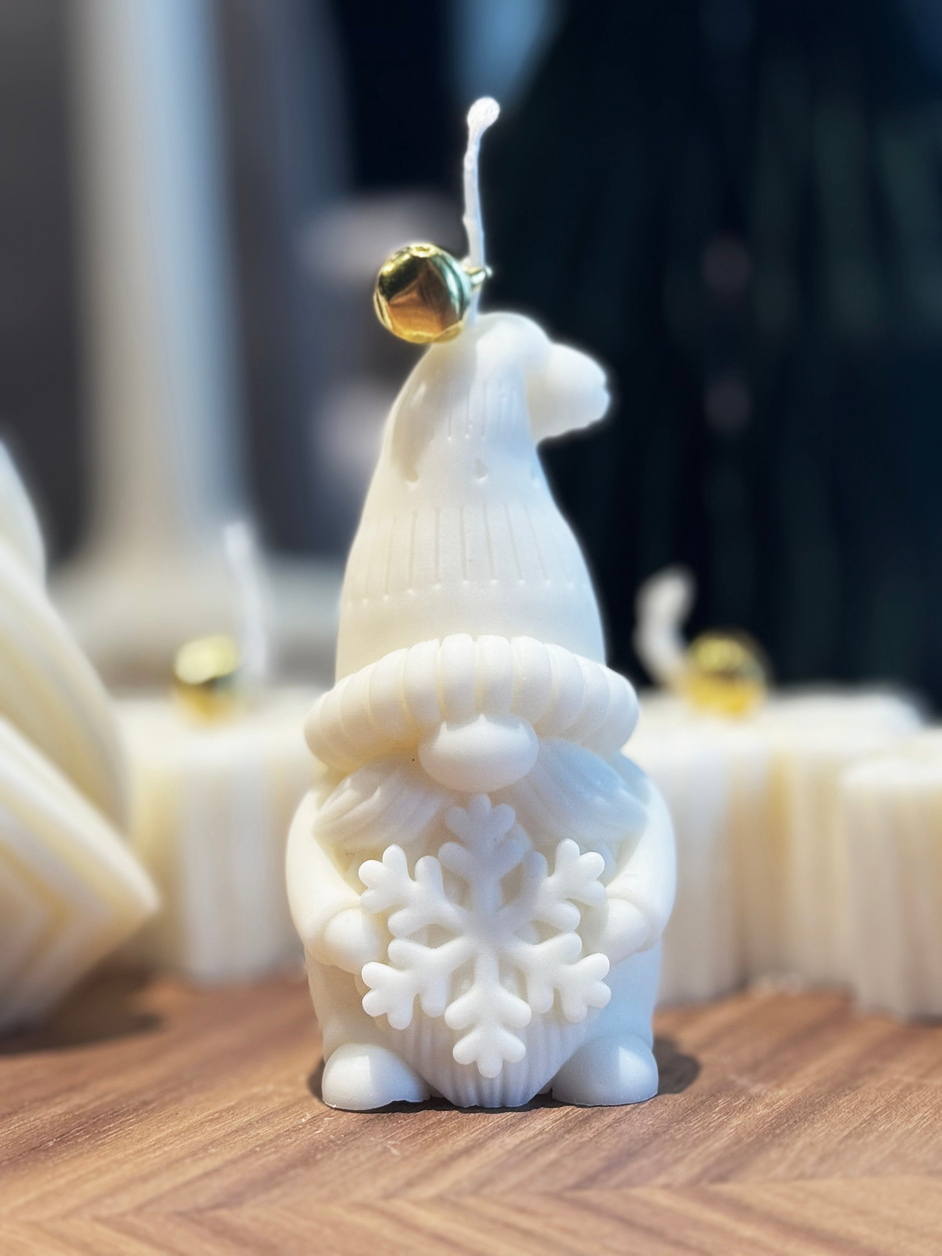 Lumehelbekesega päkapikk "Piku" Skulptuurküünal